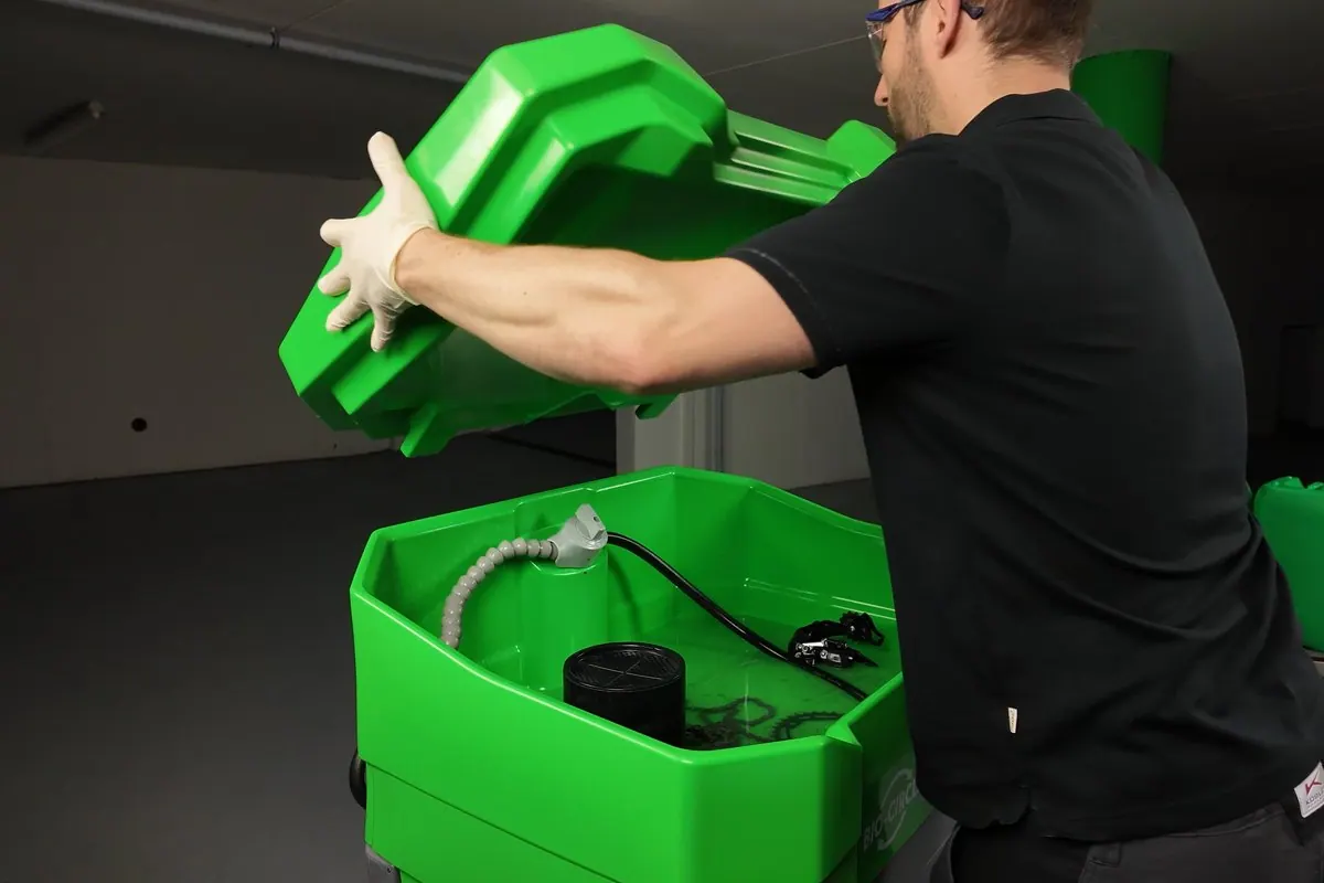 Een Bio-Circle technieker sluit de GT Compact, jerrycans erachter
