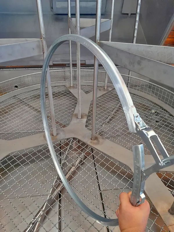 Un anneau de couvercle propre dans le panier de la HTW