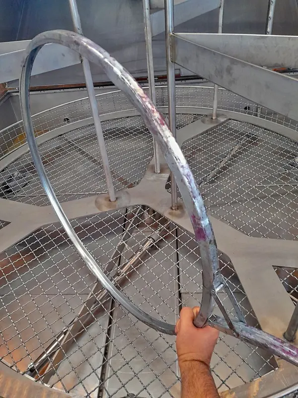 Anneau de couvercle d'un fût en acier couvert de peinture séchée, dans le panier de la HTW